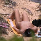 Susanna am nackt am Strand beobachtet