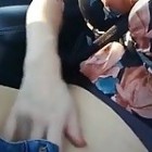 MILF masturbiert im Auto