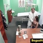 Junges Girl von falschem Arzt gefickt